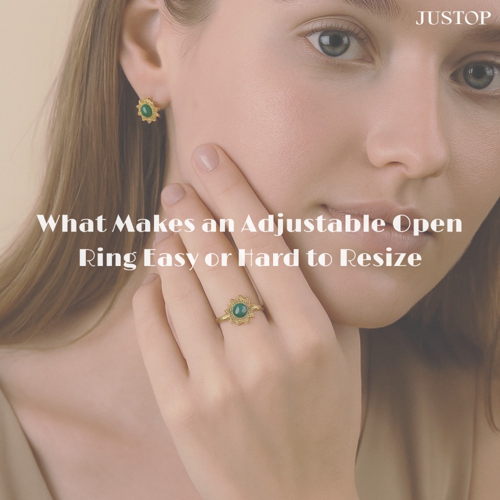 Hexingsheng Jewelry | ما الذي يجعل تغيير حجم الخاتم المفتوح القابل للتعديل سهلاً أو صعباً قد يبدو الخاتم المفتوح القابل للتعديل بسيطًا، لكن سهولة تغيير مقاسه لا تعتمد فقط على تصميمه المفتوح. عمليًا، يمكن تعديل مقاس بعض الخواتم بسهولة باليد، بينما يقاوم البعض الآخر الحركة أو يتعرض للتلف إذا تم تعديله بشكل مفرط. يكمن السر في ثلاث خصائص أساسية للمعادن: الصلابة، والمرونة، والليونة، بالإضافة إلى تصميم هيكلي مدروس. يساعد فهم هذه العوامل المشترين والمصممين وتجار التجزئة على اختيار خاتم الإصبع القابل للتعديل المناسب للاستخدام اليومي، أو كهدية، أو لمجموعات البيع بالجملة.